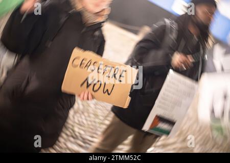 Monaco, Germania. 20 dicembre 2023. La Palestina parla come ogni mercoledì organizzava una manifestazione a Monaco, in Germania, il 20 dicembre 2023. Le loro richieste: ' Stop the Genocide ' e ' End Israeli Apartheid '. (Foto di Alexander Pohl/Sipa USA) credito: SIPA USA/Alamy Live News Foto Stock