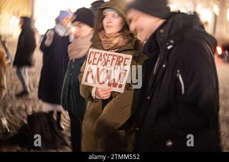 Monaco, Germania. 20 dicembre 2023. La Palestina parla come ogni mercoledì organizzava una manifestazione a Monaco, in Germania, il 20 dicembre 2023. Le loro richieste: ' Stop the Genocide ' e ' End Israeli Apartheid '. (Foto di Alexander Pohl/Sipa USA) credito: SIPA USA/Alamy Live News Foto Stock