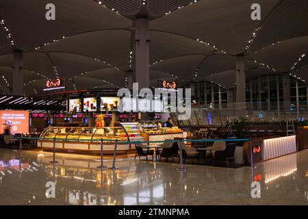 ISTANBUL, TURCHIA - 9 agosto 2022: Interni moderni di caffè e bar con spuntini e bevande nell'Aeroporto Internazionale di Istanbul. Turchia. Foto Stock