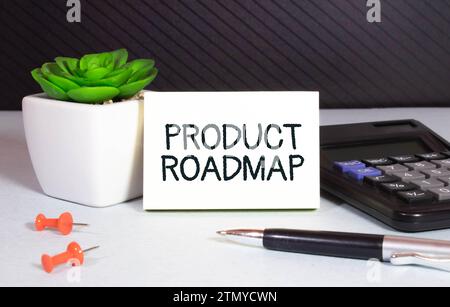 Concetto di istruzione. Testo ROADMAP PRODOTTO strappato testo pagina su blocco note giallo sul tavolo di lavoro. Foto Stock