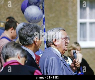 Denis Healey deputato (1917-2015), politico laburista britannico che ha servito come Cancelliere dello Scacchiere dal 1974-1979 e Ministro della difesa dal 1964 al 1970. Si vede qui ad una riunione pubblica. Foto Stock