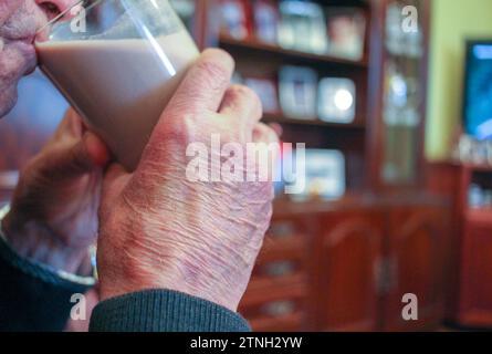 Assaporare la beatitudine nutrizionale: Le mani octogeniche abbracciano la salute Foto Stock