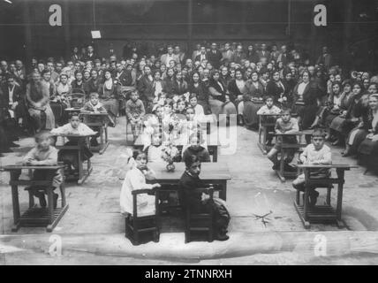 01/01/1930. La settimana pedagogica dell'insegnamento. Prima sessione della mattina, tenutasi nella sala delle assemblee del centro filarmonico, alla quale hanno partecipato 500 insegnanti nazionali e una sezione di bambini. I più famosi insegnanti e pedagoghe di spagnolo prendono parte a questo corso di miglioramento. Crediti: Album / Archivo ABC Foto Stock