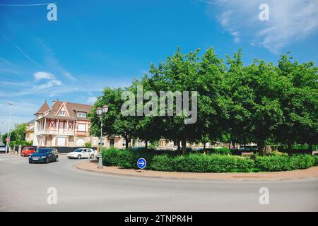 Thionville, Francia - 10 giugno 2016: Una pittoresca rotatoria a Thionville, Francia, caratterizzata da una zona parco ben curata e da un'affascinante casa nel b Foto Stock