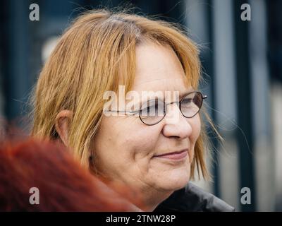 Strasburgo, Francia - 29 marzo 2023: Ritratto di una determinata protesta svizzera di fronte alla Corte europea per i diritti dell'uomo, tenendo p Foto Stock