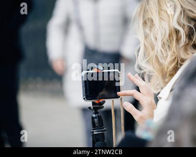 Strasburgo, Francia - 29 marzo 2023: Gli anziani svizzeri protestano pacificamente presso la Corte europea per i diritti dell'uomo, chiedendo un'azione per il clima, filmato da una donna wi Foto Stock