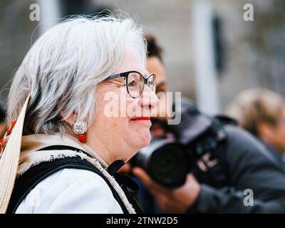 Strasburgo, Francia - 29 marzo 2023: Donna anziana sorridente - anziani svizzeri protestano pacificamente davanti alla Corte europea dei diritti dell'uomo, tenendo PL Foto Stock