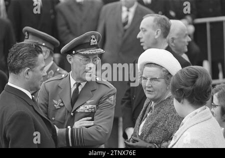 La Regina Giuliana e il Principe Bernhard dopo l'arrivo, lasciarono il primo Ministro Marijnen CA. 18 aprile 1964 Foto Stock