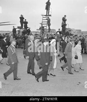 V.l.t.r. primo Ministro Marijnen, Regina Giuliana, Principe Bernardo, Principessa Cristina e Principessa Margriet ca. 18 aprile 1964 Foto Stock