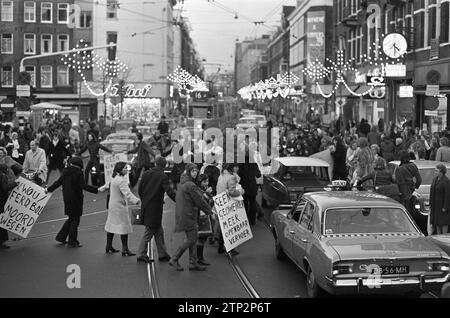 I manifestanti olandesi occuparono l'incrocio ad Albert Cuypstraat ad Amsterdam, CA. 15 dicembre 1972 Foto Stock