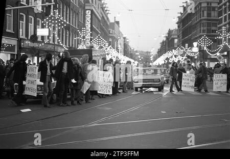 I manifestanti olandesi occuparono l'incrocio ad Albert Cuypstraat ad Amsterdam, CA. 15 dicembre 1972 Foto Stock