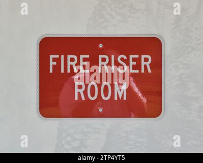 Segnale di posizione della sala antincendio isolato su una porta esterna. Cabina armadio centrale di controllo per l'impianto antincendio di un edificio commerciale. Foto Stock