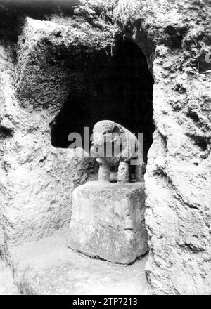 12/31/1930. Triclinio degli elefanti. Elefante in pietra rappresentante dell'eternità o totem di origine africana della famiglia proprietaria della tomba. Si trova nella necropoli romana della città di Carmona. Crediti: Album / Archivo ABC / Pérez Romero Foto Stock