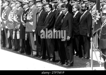 1993 Armed Forces Day Parade, a Madrid, presieduta dalle loro Maestri il Re e la Regina di Spagna e la loro altezza reale il Principe delle Asturie. Crediti: Album / Archivo ABC / Miguel Berrocal Foto Stock