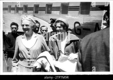 06/02/1950. La moglie e la figlia di Churchill, rispettivamente la signora Clementina Hozier e la signora Cristopher Sonmes, al loro arrivo all'aeroporto di Barajas. Crediti: Album / Archivo ABC / Manuel Sanz Bermejo Foto Stock