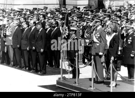 1993 Armed Forces Day Parade, a Madrid, presieduta dalle loro Maestri il Re e la Regina di Spagna e la loro altezza reale il Principe delle Asturie. Crediti: Album / Archivo ABC / Miguel Berrocal Foto Stock