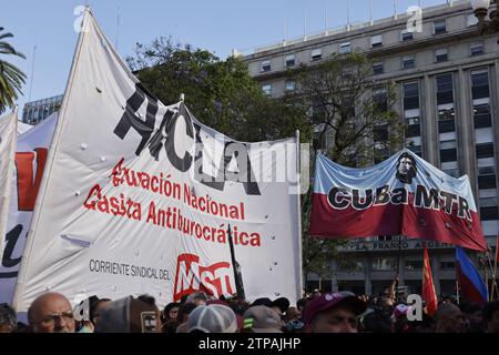 Buenos Aires, Argentina. 20 dicembre 2023. Migliaia di manifestanti protestano contro l'inazione del governo e l'iperinflazione il 20 dicembre 2023 a Buenos Aires, Argentina. Crediti: Bernard Menigault/Alamy Live News Foto Stock