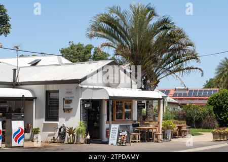 Il Little General, caffetteria e negozio, si trova in un edificio coloniale australiano nella piccola cittadina di Newrybar, New South Wales Foto Stock