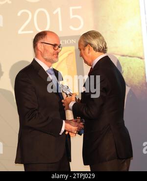 Madrid, 02/12/2015. Presentazione dei premi giornalistici della Guardia civile. Nell'immagine, Jose Manuel Puebla riceve il suo premio dal direttore della Guardia civile, Arsenio Fernandez de Mesa. Foto: Ernesto Agudo ARCHDC. Crediti: Album / Archivo ABC / Ernesto Agudo Foto Stock