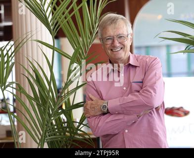 Autore viaggiatore Tony Wheeler fondatore dell'inglese Lonely Planet guide  viaggi a Londra Inghilterra Foto stock - Alamy