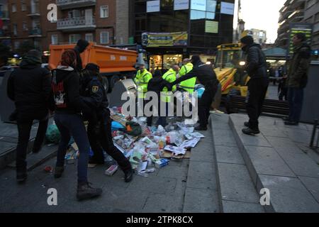 01/30/2014. Alcorcon. Madrid. Urban Garbage Collection Strike. Il consiglio comunale ha assunto un'altra compagnia per raccogliere i rifiuti. Foto: San Bernardo. ArchDC. Crediti: Album / Archivo ABC / Eduardo San Bernardo Foto Stock