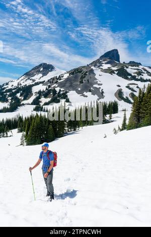 L'escursionista avanza su Panorama Ridge con l'imponente Black Tusk in lontananza Foto Stock