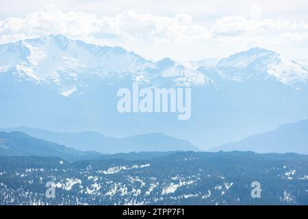 Gli strati montuosi si sviluppano nella vastità della Columbia Britannica. Foto Stock