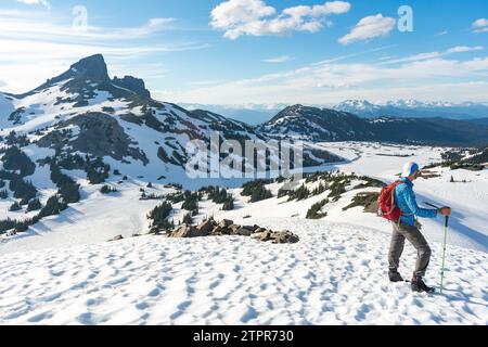 Gli escursionisti esplorano vasti panorami innevati nell'entroterra della Columbia Britannica. Foto Stock