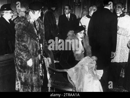 Roma, 1/26/1938. Battesimo del futuro re Juan Carlos I.. La regina Vittoria Eugenia, con il suo figlioccio tra le braccia. Don Juan (con la schiena rivolta) parla con il cardinale Pacelli (futuro Pio XII) che gli ha imposto il battesimo. Sullo sfondo, Alfonso XIII Crediti: Album / Archivo ABC Foto Stock