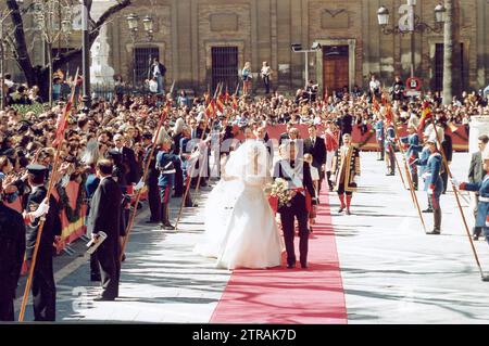 Nessuna foto di testo: Senza firma. Data immagine: 18 marzo 1995 il re e Siviglia portano l'infanta Doña Elena alla cattedrale il giorno del suo matrimonio. Crediti: Album / Archivo ABC Foto Stock