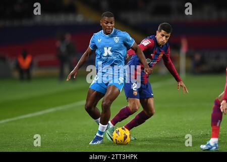 Barcellona, ESP. 20 dicembre 2023. FC BARCELONA vs UD ALMERIA 20 dicembre 2023 (15) Akieme di UD Almeria (sinistra) vies con Joao Cancelo (2) del FC Barcelona durante la partita tra FC Barcelona e UD Almeria corrispondente al diciotto giorni di la Liga EA Sports allo Stadio Olimpico Lluis Companys di Montjuic a Barcellona, Spagna. Crediti: Rosdemora/Alamy Live News Foto Stock