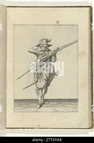 Soldato che pulisce lo stoppino, coprendo la padella del moschetto con due dita contro le scintille (n. 10), CA. 1600, 1597 - 1608 Un soldato, che tiene un moschetto (un certo tipo di arma da fuoco) con la mano sinistra (n. 10), ca. 1600. Sull'Haan (parte del meccanismo di accensione) del suo moschetto c'è lo stoppino in fiamme. Soffia sopra questo, nel frattempo con il dito indice e il dito medio della mano destra, coprendo la teglia (il serbatoio della polvere) del suo moschetto per proteggere la polvere dalle scintille dello stoppino. Targhetta 10 nelle istruzioni per la movimentazione del moschetto: Lettera Enseigement, Sur Les Pourtrait Foto Stock