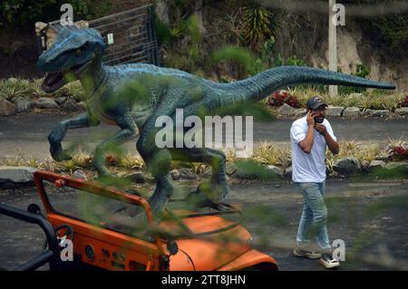 PAUTE-PARQUE JURASICO Cuenca, Ecuador 20 de diciembre de 2023 Paute, abrira sus puertas en el Barrio Pirincay en el canton Paute a Tourist as nacionales e internacionales. Este vierbes 22 de diciembre, 13 dinosaurios robotizados actualmente estan colocados en un parque de 2 hectareas. Las figuras robots llegaron importadas desde China para Recreation ar un parque jurasico en los alrededores del barrio Pirincay, el mismo esta ubicado al lado izquierdo de la via Interoceanica que conduce a Paute. Las 13 fuguras de dinosaurios estan ubicadas en cinco terrazas, las cuales han sido construidas para resaltar Foto Stock