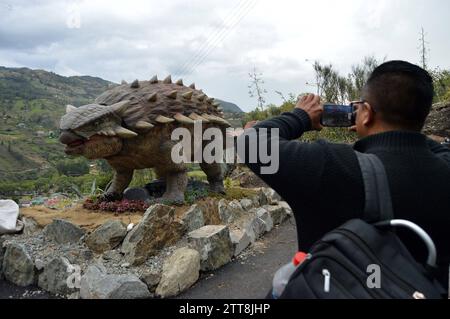 PAUTE-PARQUE JURASICO Cuenca, Ecuador 20 de diciembre de 2023 Paute, abrira sus puertas en el Barrio Pirincay en el canton Paute a Tourist as nacionales e internacionales. Este vierbes 22 de diciembre, 13 dinosaurios robotizados actualmente estan colocados en un parque de 2 hectareas. Las figuras robots llegaron importadas desde China para Recreation ar un parque jurasico en los alrededores del barrio Pirincay, el mismo esta ubicado al lado izquierdo de la via Interoceanica que conduce a Paute. Las 13 fuguras de dinosaurios estan ubicadas en cinco terrazas, las cuales han sido construidas para resaltar Foto Stock