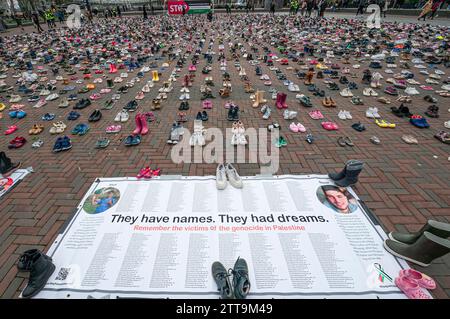 De Binnenrotte, Blaak, Rotterdam, Paesi Bassi. Mercoledì 20 dicembre 2023 più di 8000 paia di scarpe per bambini sono state disposte in file ordinati sulla De Binnenrotte, una piazza a Rotterdam. Le scarpe erano un gesto simbolico dei bambini uccisi in Palestina e uccisi dai bombardamenti indiscriminati da terra, mare e aria da parte delle forze di difesa israeliane (IDF). Dal 7 ottobre, il bilancio delle vittime ha superato i 20.000 e almeno 40.000 feriti, con 7.000 o 8.000 corpi rimasti sepolti sotto le macerie, sono per lo più donne e bambini. Si spera che dopo la mostra, le scarpe saranno d Foto Stock