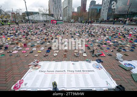 De Binnenrotte, Blaak, Rotterdam, Paesi Bassi. Mercoledì 20 dicembre 2023 più di 8000 paia di scarpe per bambini sono state disposte in file ordinati sulla De Binnenrotte, una piazza a Rotterdam. Le scarpe erano un gesto simbolico dei bambini uccisi in Palestina e uccisi dai bombardamenti indiscriminati da terra, mare e aria da parte delle forze di difesa israeliane (IDF). Dal 7 ottobre, il bilancio delle vittime ha superato i 20.000 e almeno 40.000 feriti, con 7.000 o 8.000 corpi rimasti sepolti sotto le macerie, sono per lo più donne e bambini. Si spera che dopo la mostra, le scarpe saranno d Foto Stock