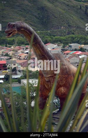 PAUTE-PARQUE JURASICO Cuenca, Ecuador 20 de diciembre de 2023 Paute, abrira sus puertas en el Barrio Pirincay en el canton Paute a Tourist as nacionales e internacionales. Este vierbes 22 de diciembre, 13 dinosaurios robotizados actualmente estan colocados en un parque de 2 hectareas. Las figuras robots llegaron importadas desde China para Recreation ar un parque jurasico en los alrededores del barrio Pirincay, el mismo esta ubicado al lado izquierdo de la via Interoceanica que conduce a Paute. Las 13 fuguras de dinosaurios estan ubicadas en cinco terrazas, las cuales han sido construidas para resaltar Foto Stock