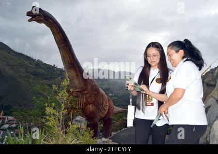 PAUTE-PARQUE JURASICO Cuenca, Ecuador 20 de diciembre de 2023 Paute, abrira sus puertas en el Barrio Pirincay en el canton Paute a Tourist as nacionales e internacionales. Este vierbes 22 de diciembre, 13 dinosaurios robotizados actualmente estan colocados en un parque de 2 hectareas. Las figuras robots llegaron importadas desde China para Recreation ar un parque jurasico en los alrededores del barrio Pirincay, el mismo esta ubicado al lado izquierdo de la via Interoceanica que conduce a Paute. Las 13 fuguras de dinosaurios estan ubicadas en cinco terrazas, las cuales han sido construidas para resaltar Foto Stock