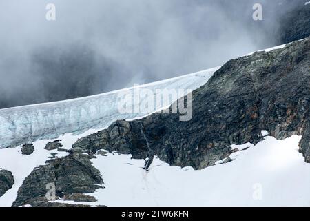 Una vista serena ma anticipata del ghiacciaio al lago Wedgemount mentre le nuvole scendono. Foto Stock