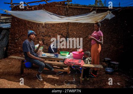 Nairobi, Kenya. 18 dicembre 2023. La gente del posto prende il suo pasto per la colazione in un mini ristorante aperto a Kibera Slum, Nairobi. Una vista sulla vita quotidiana di Kibera, attualmente la più grande baraccopoli dell'Africa, e sulle attività di lavoro quotidiane svolte dai residenti locali. (Immagine di credito: © Donwilson Odhiambo/ZUMA Press Wire) SOLO USO EDITORIALE! Non per USO commerciale! Foto Stock