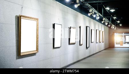 Interno della galleria con gruppo di cornici vuote a parete Foto Stock