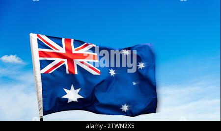 Bandiera australiana che sventola su sfondo blu Foto Stock