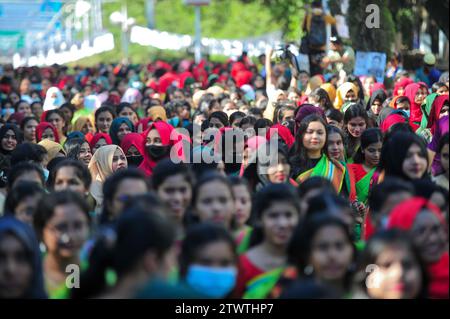 Non esclusiva: Leader di partito, attivisti e sostenitori sono venuti nel campo di Sylhet Alia Madrasa con una processione con i simboli di party Boat nella manifestazione elettorale di Foto Stock