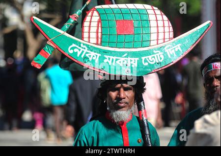 Non esclusiva: Leader di partito, attivisti e sostenitori sono venuti nel campo di Sylhet Alia Madrasa con una processione con i simboli di party Boat nella manifestazione elettorale di Foto Stock