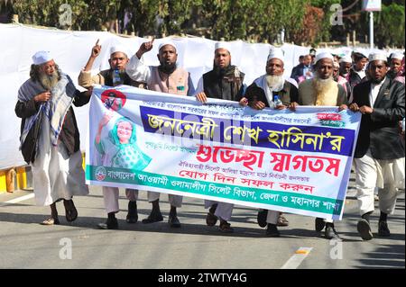 Non esclusiva: Leader di partito, attivisti e sostenitori sono venuti nel campo di Sylhet Alia Madrasa con una processione con i simboli di party Boat nella manifestazione elettorale di Foto Stock