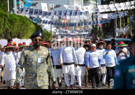 Non esclusiva: Leader di partito, attivisti e sostenitori sono venuti nel campo di Sylhet Alia Madrasa con una processione con i simboli di party Boat nella manifestazione elettorale di Foto Stock