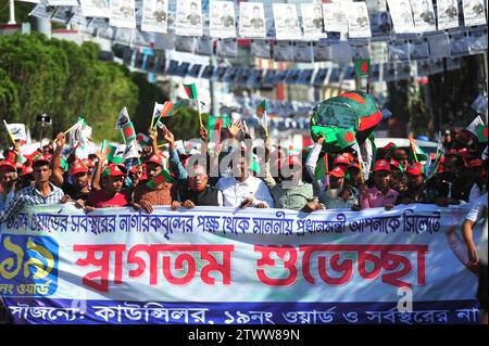 Non esclusiva: Leader di partito, attivisti e sostenitori sono venuti nel campo di Sylhet Alia Madrasa con una processione con i simboli di party Boat nella manifestazione elettorale di Foto Stock