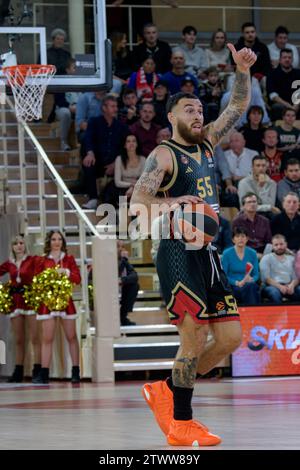 Monaco, Monaco. 20 dicembre 2023. Il giocatore di AS Monaco n. 55, Mike James è visto in azione durante la sconfitta dell'AS Monaco contro il club greco Panathinaikos (90-91) il quindicesimo giorno della Turkish Airlines Basketball Euroleague alla sala Gaston Medecin di Monaco il 20 dicembre 2023. Foto di Laurent Coust/ABACAPRESS.COM. Credito: Abaca Press/Alamy Live News Foto Stock