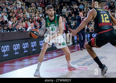 Monaco, Monaco. 20 dicembre 2023. Il giocatore di AS Monaco #12, Petr Cornelie e il giocatore Panathinaikos #41 Juancho Hernangomez sono visti in azione durante la sconfitta dell'AS Monaco contro il club greco Panathinaikos (90-91) il quindicesimo giorno dell'Euroleague di pallacanestro Turkish Airlines nella sala Gaston Medecin a Monaco il 20 dicembre 2023. Foto di Laurent Coust/ABACAPRESS.COM. Credito: Abaca Press/Alamy Live News Foto Stock