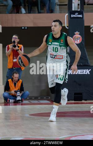 Monaco, Monaco. 20 dicembre 2023. Il giocatore del Panthinaikos #10 Kostas Sloukas è visto in azione durante la sconfitta dell'AS Monaco contro il club greco Panathinaikos (90-91) il quindicesimo giorno della Turkish Airlines Basketball Euroleague nella sala Gaston Medecin a Monaco il 20 dicembre 2023. Foto di Laurent Coust/ABACAPRESS.COM. Credito: Abaca Press/Alamy Live News Foto Stock